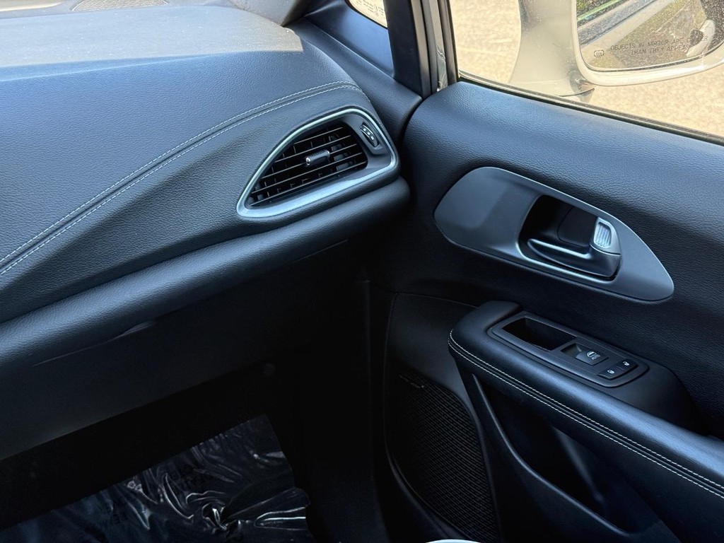 Chrysler Pacifica Vehicle Full-screen Gallery Image 13