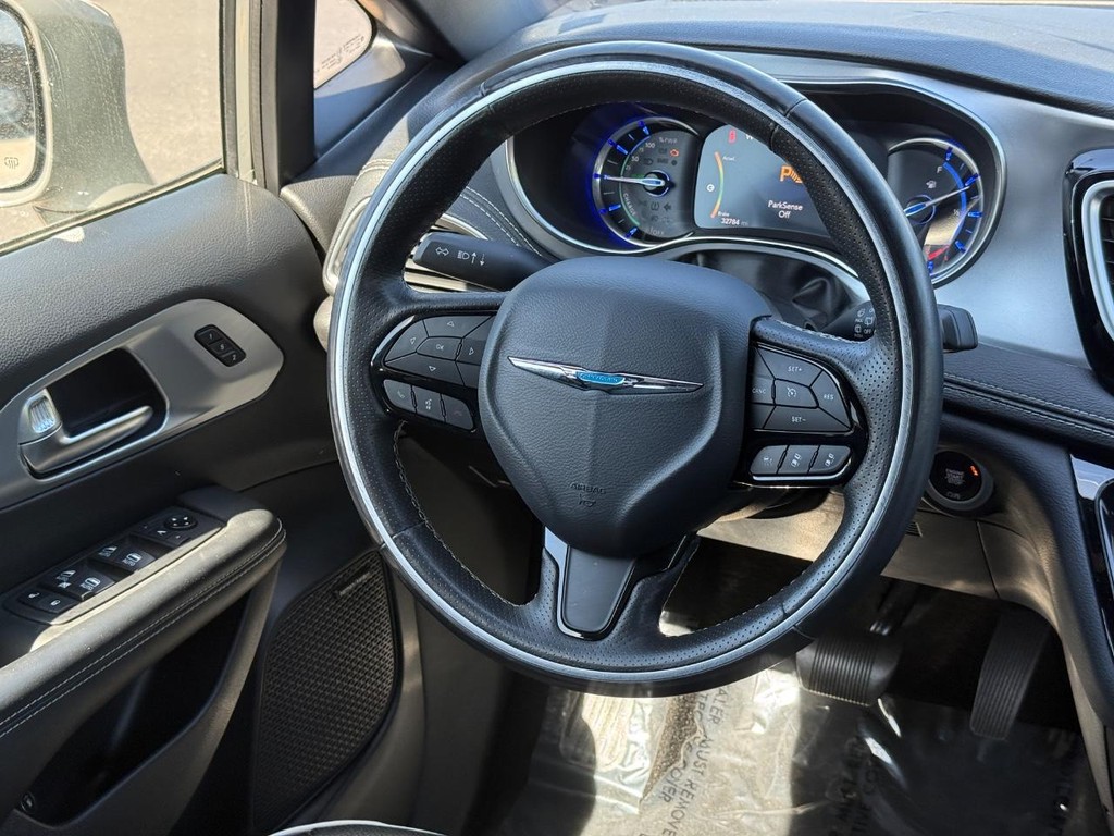 Chrysler Pacifica Vehicle Full-screen Gallery Image 14