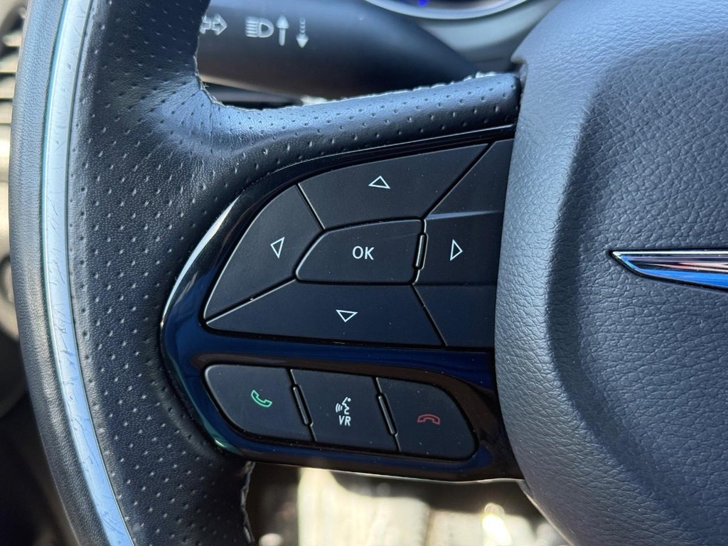 Chrysler Pacifica Vehicle Full-screen Gallery Image 15