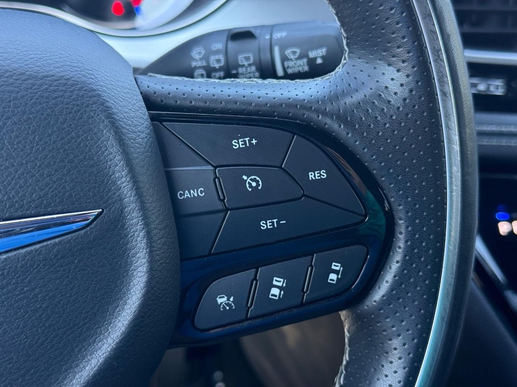 Chrysler Pacifica Vehicle Full-screen Gallery Image 16