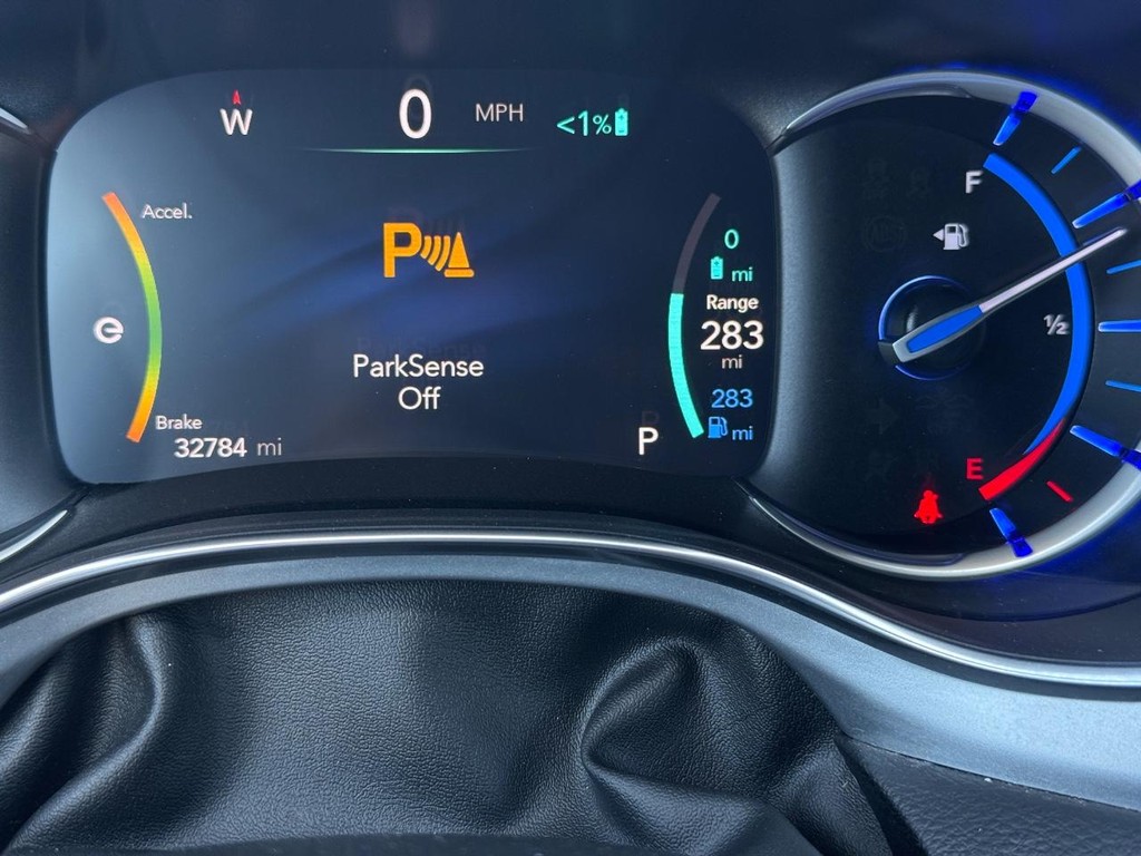 Chrysler Pacifica Vehicle Full-screen Gallery Image 17
