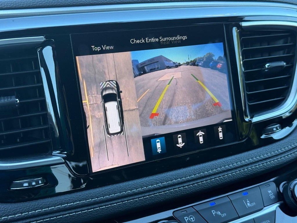Chrysler Pacifica Vehicle Full-screen Gallery Image 18