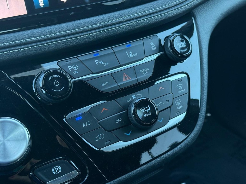 Chrysler Pacifica Vehicle Full-screen Gallery Image 19