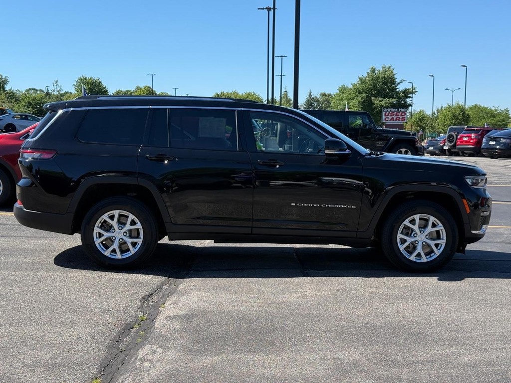 Jeep Grand Cherokee L Vehicle Full-screen Gallery Image 02