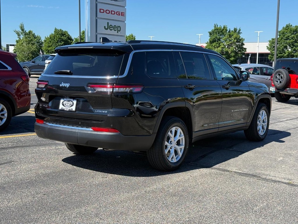 Jeep Grand Cherokee L Vehicle Full-screen Gallery Image 03