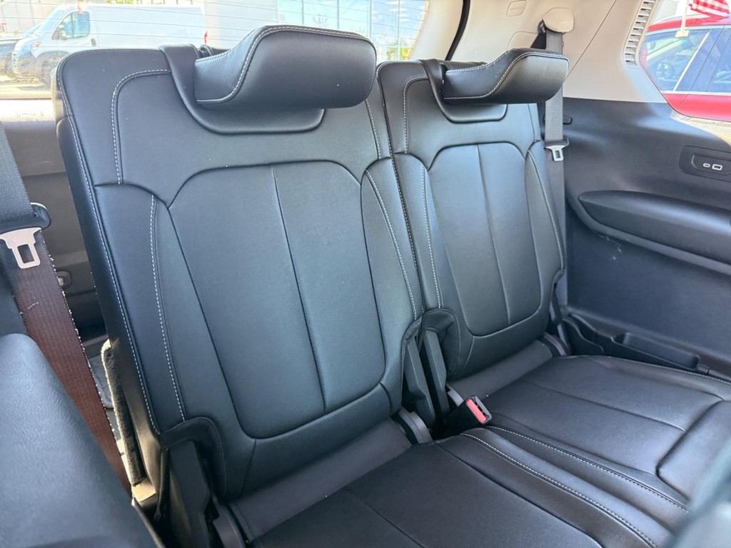 Jeep Grand Cherokee L Vehicle Full-screen Gallery Image 08