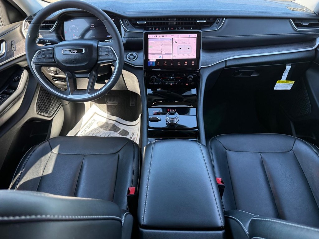 Jeep Grand Cherokee L Vehicle Full-screen Gallery Image 09