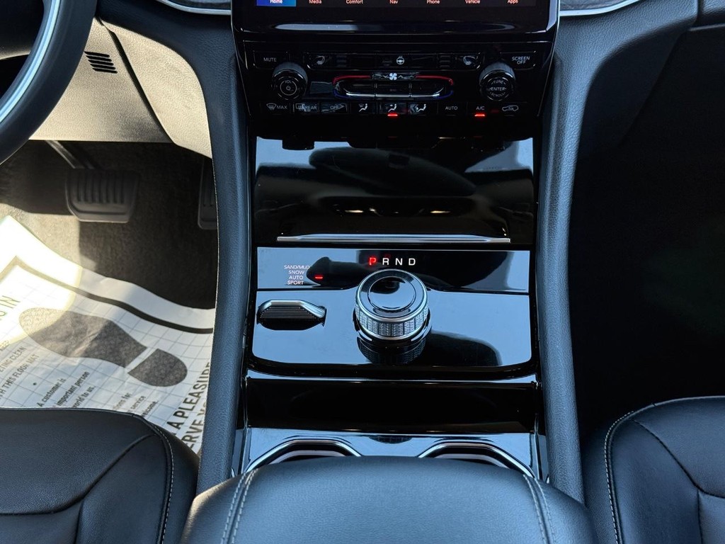 Jeep Grand Cherokee L Vehicle Full-screen Gallery Image 11
