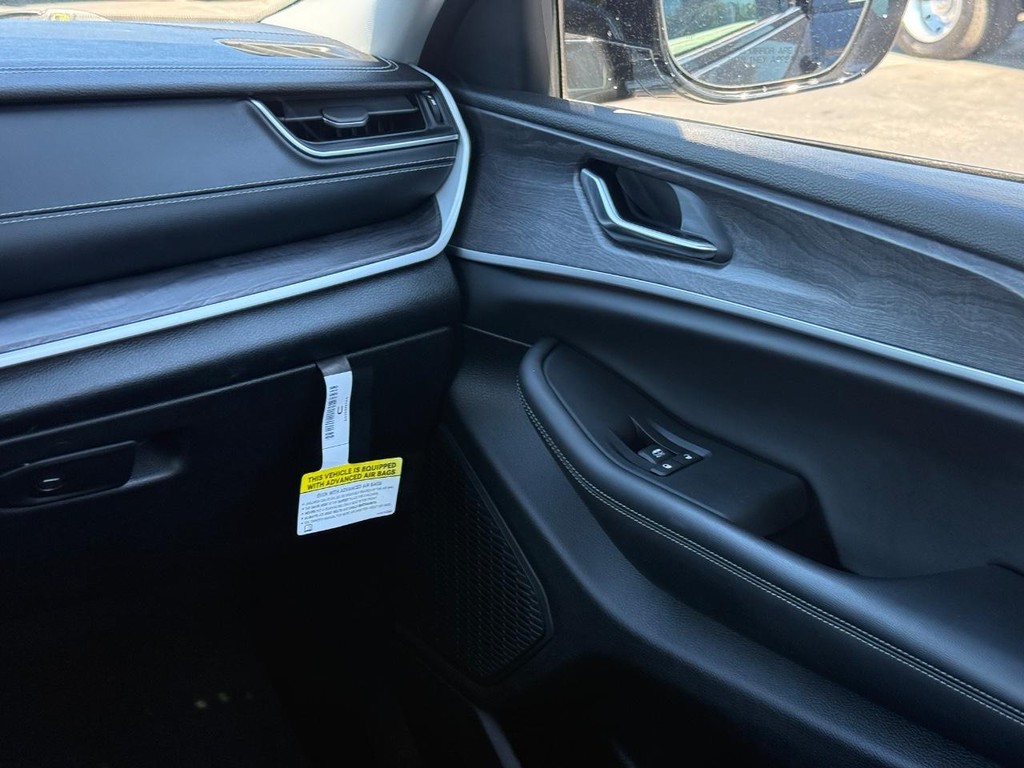 Jeep Grand Cherokee L Vehicle Full-screen Gallery Image 13