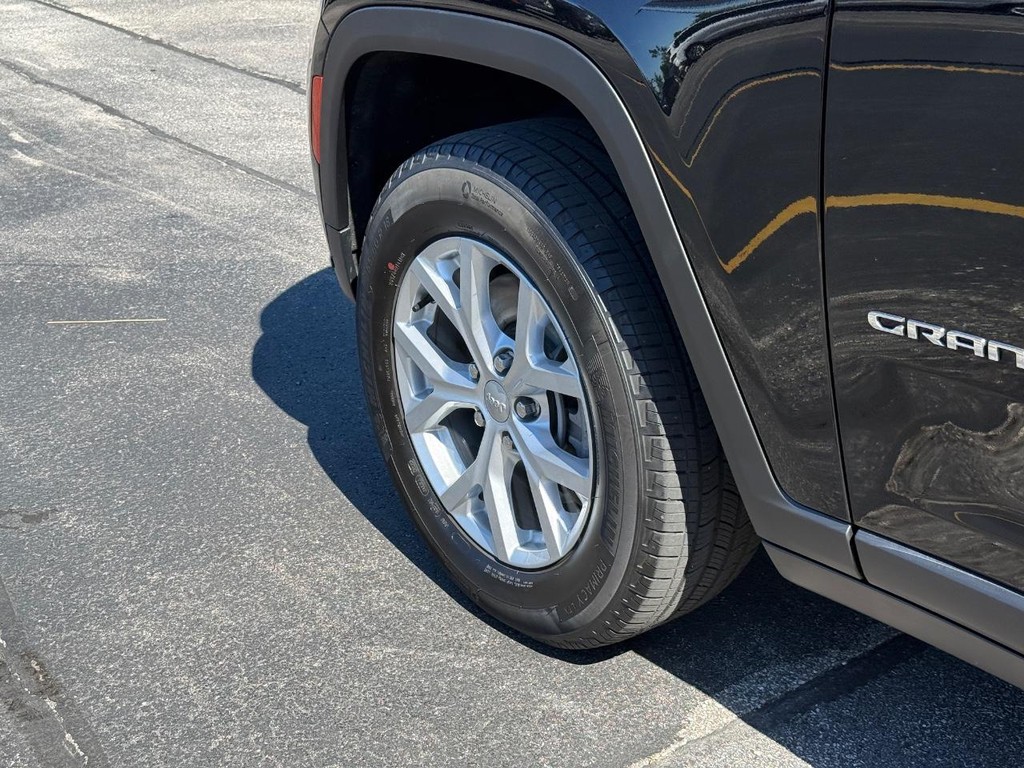 Jeep Grand Cherokee L Vehicle Full-screen Gallery Image 15