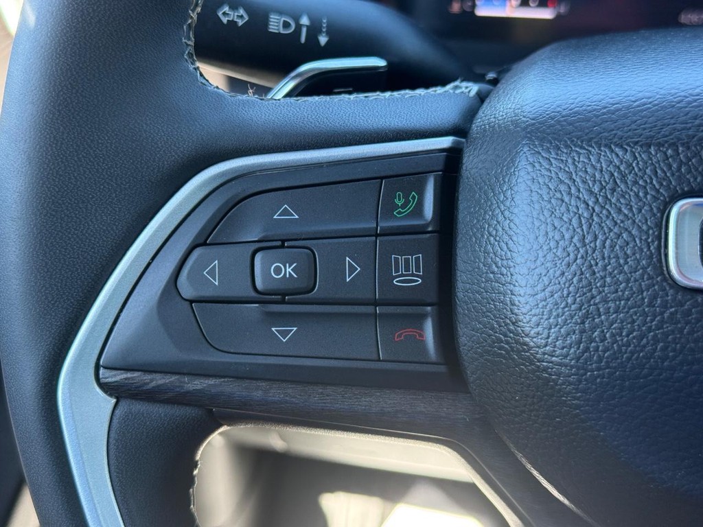 Jeep Grand Cherokee L Vehicle Full-screen Gallery Image 16