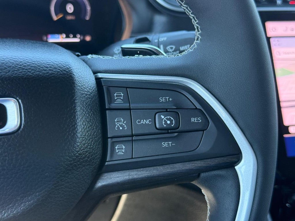 Jeep Grand Cherokee L Vehicle Full-screen Gallery Image 17