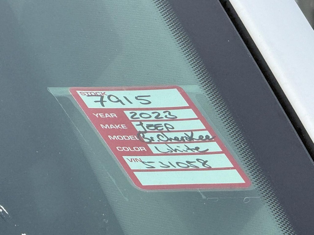 Jeep Grand Cherokee Vehicle Full-screen Gallery Image 04