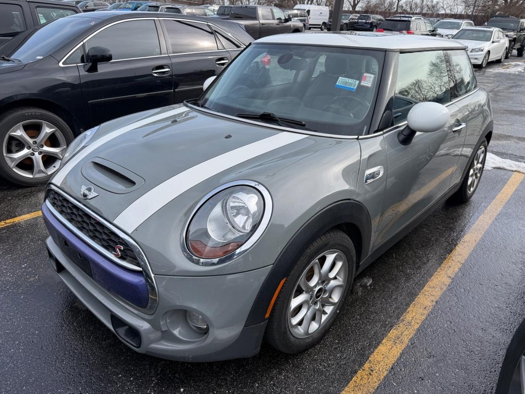 MINI Cooper Hardtop Vehicle Full-screen Gallery Image 02