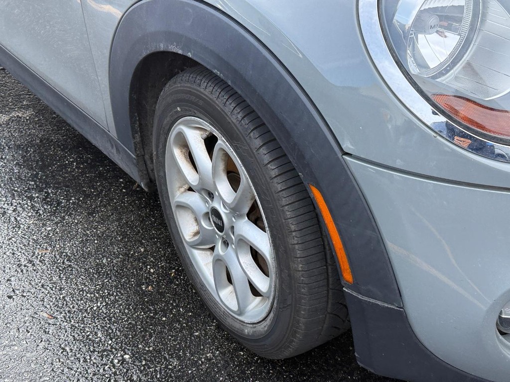 MINI Cooper Hardtop Vehicle Full-screen Gallery Image 03