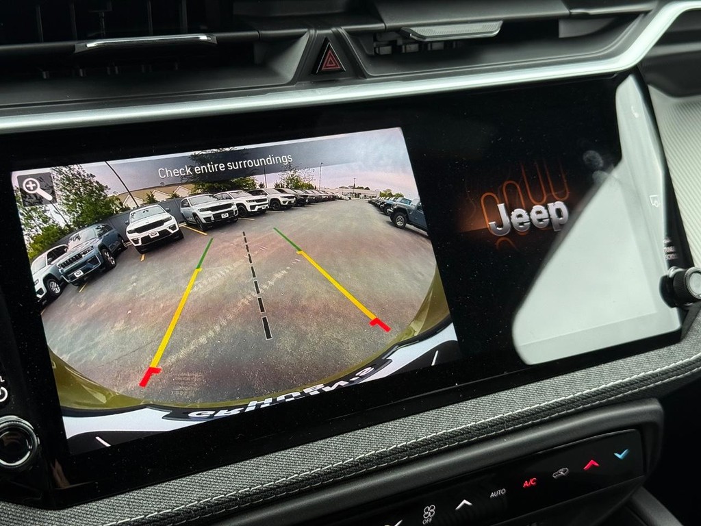 Jeep Cherokee Vehicle Full-screen Gallery Image 15