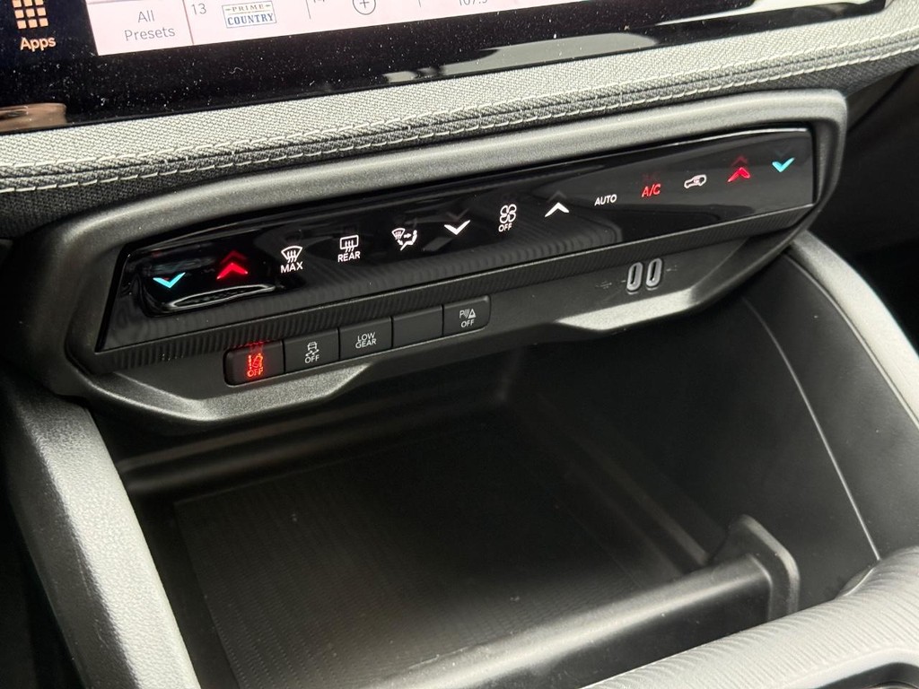 Jeep Cherokee Vehicle Full-screen Gallery Image 16