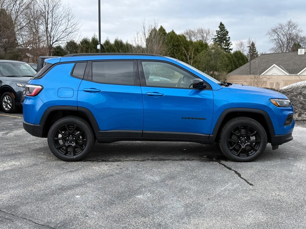 Jeep Compass Vehicle Full-screen Gallery Image 02