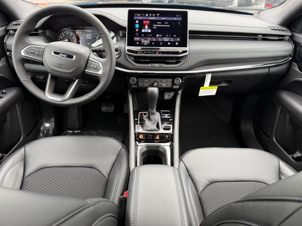 Jeep Compass Vehicle Full-screen Gallery Image 06