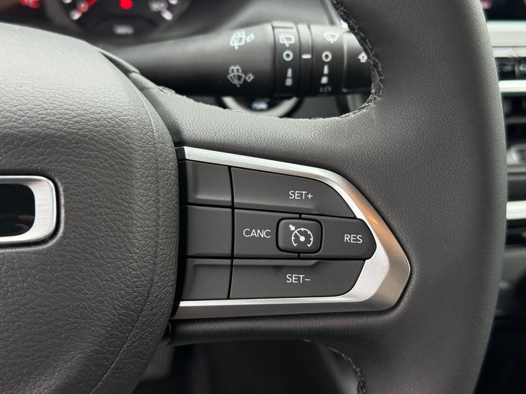 Jeep Compass Vehicle Full-screen Gallery Image 13