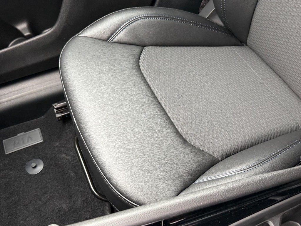 Jeep Compass Vehicle Full-screen Gallery Image 17