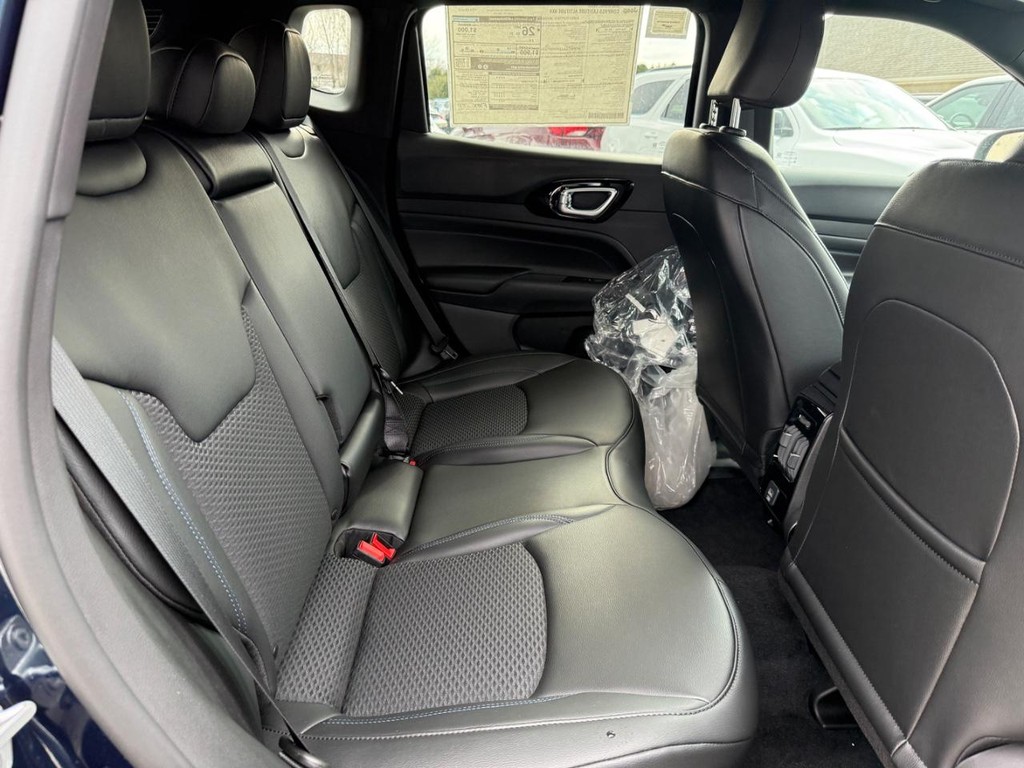 Jeep Compass Vehicle Full-screen Gallery Image 05