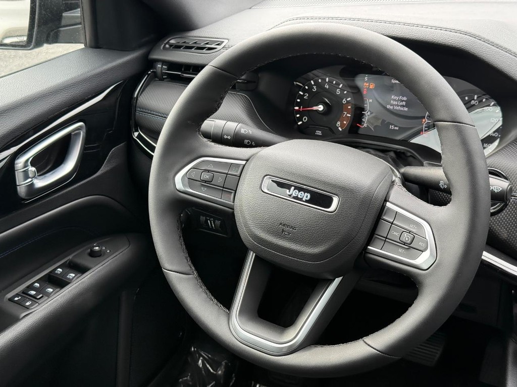 Jeep Compass Vehicle Full-screen Gallery Image 09