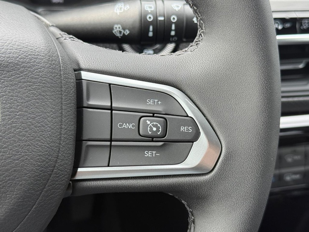 Jeep Compass Vehicle Full-screen Gallery Image 13