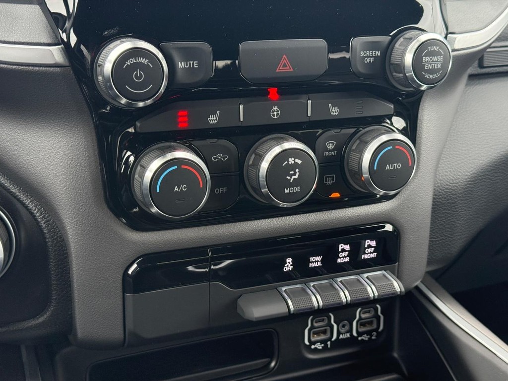 Ram 1500 Vehicle Full-screen Gallery Image 21