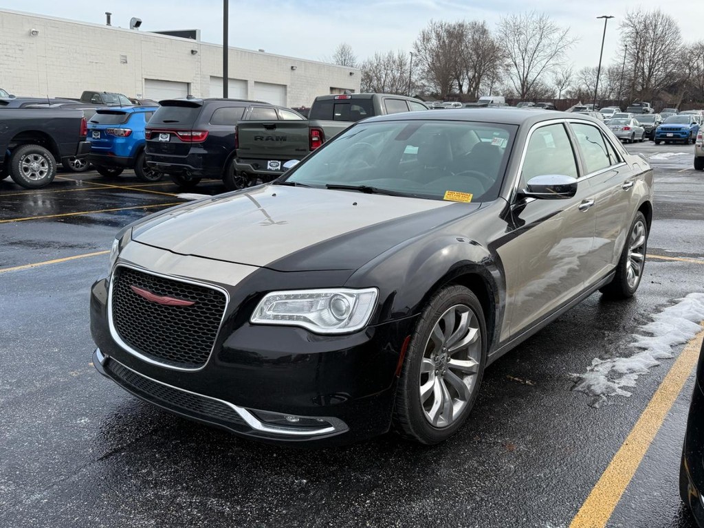 Chrysler 300 Vehicle Full-screen Gallery Image 03