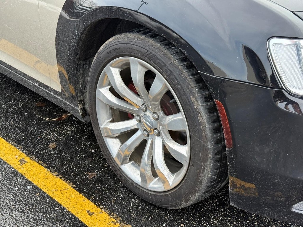 Chrysler 300 Vehicle Full-screen Gallery Image 04