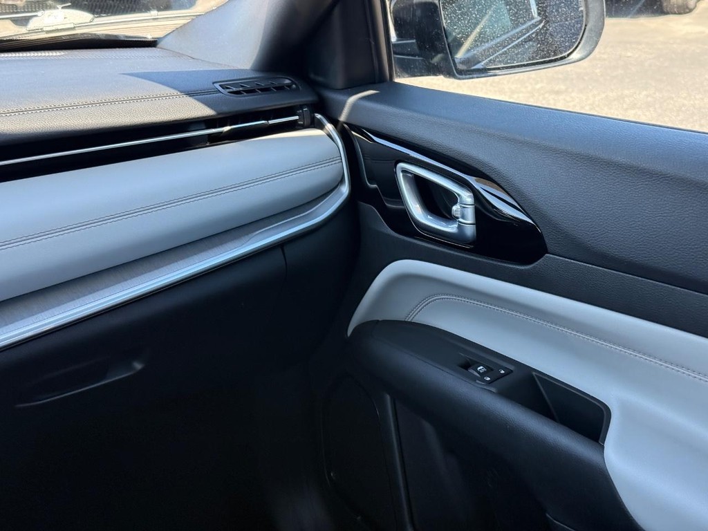Jeep Compass Vehicle Full-screen Gallery Image 12