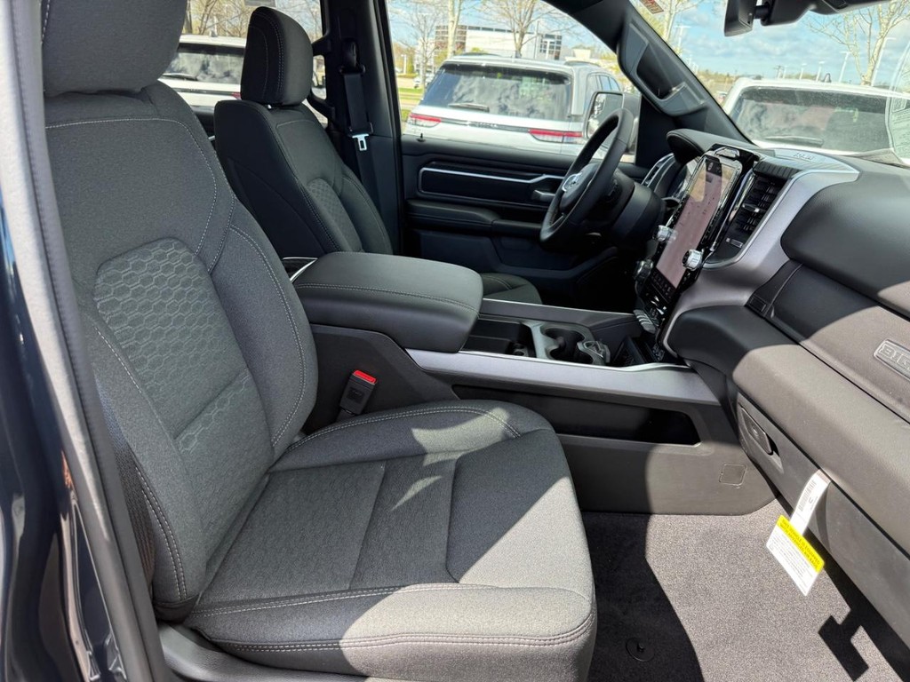 Ram 1500 Vehicle Full-screen Gallery Image 04