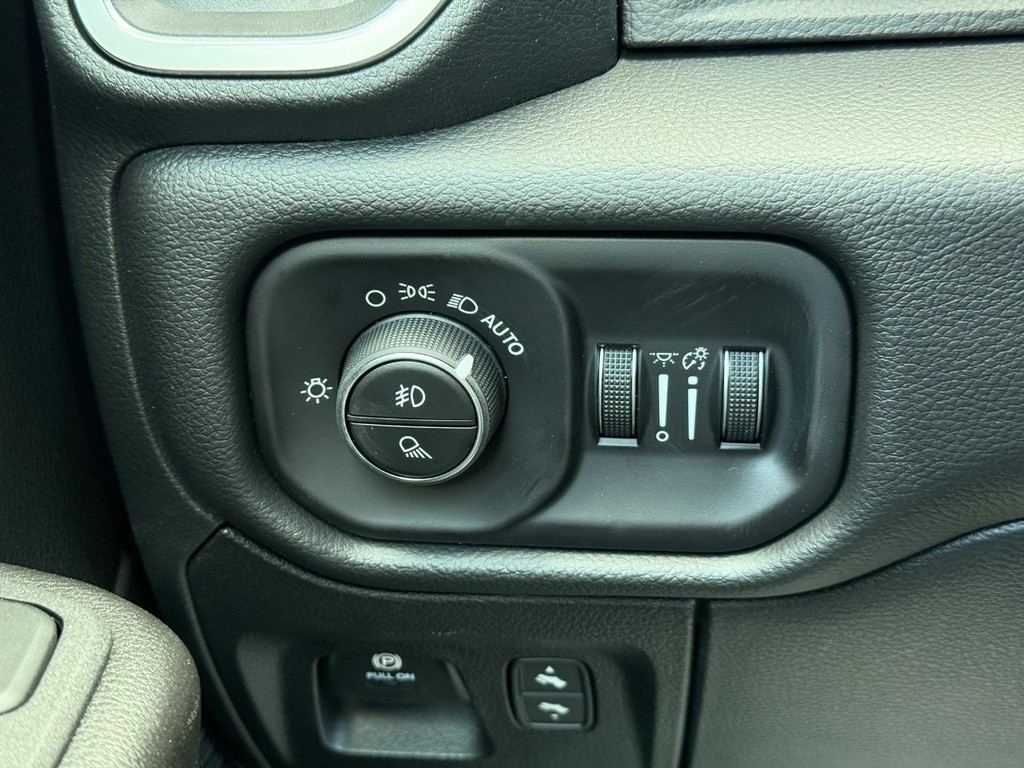 Ram 1500 Vehicle Full-screen Gallery Image 18