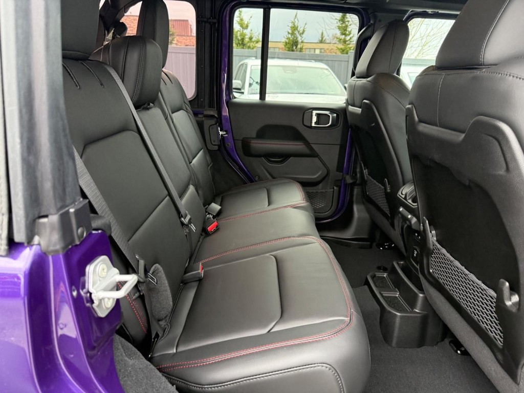 Jeep Wrangler Vehicle Full-screen Gallery Image 05