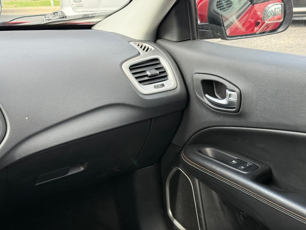 Jeep Compass Vehicle Full-screen Gallery Image 12