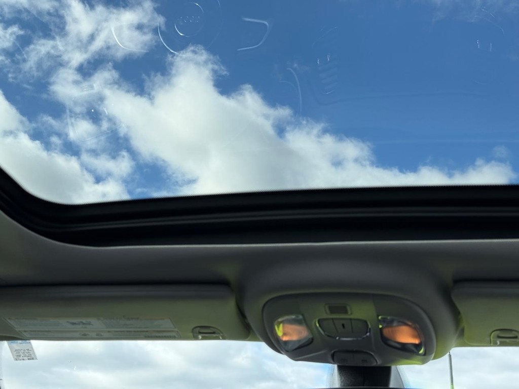 Jeep Compass Vehicle Full-screen Gallery Image 13