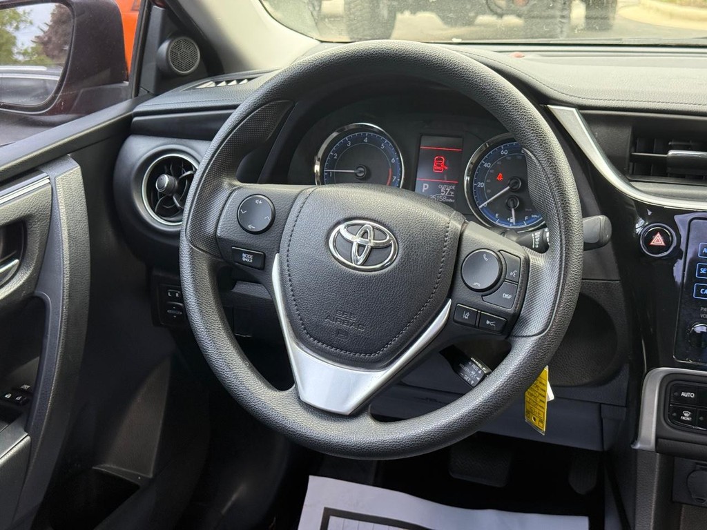 Toyota Corolla Vehicle Full-screen Gallery Image 11