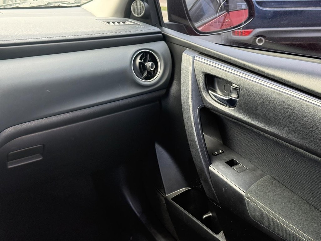 Toyota Corolla Vehicle Full-screen Gallery Image 12