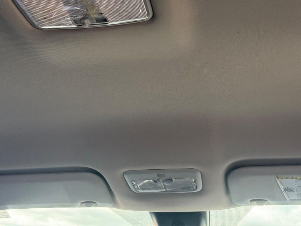 Toyota Corolla Vehicle Full-screen Gallery Image 13