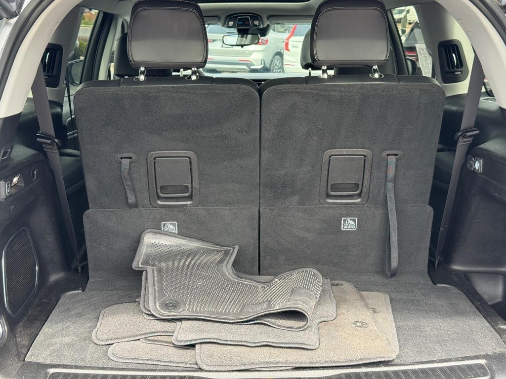 Jeep Grand Cherokee L Vehicle Full-screen Gallery Image 05