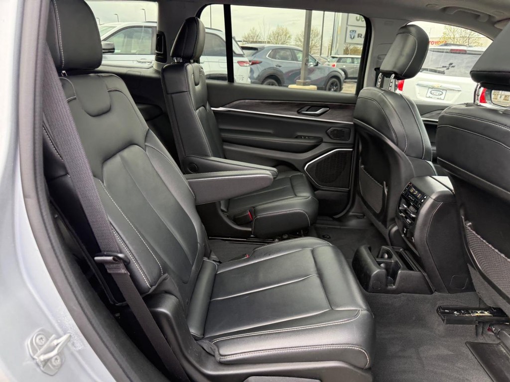 Jeep Grand Cherokee L Vehicle Full-screen Gallery Image 07