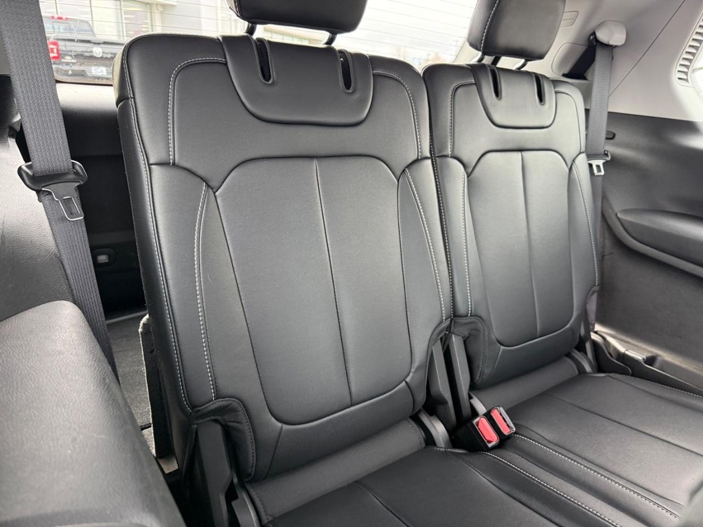 Jeep Grand Cherokee L Vehicle Full-screen Gallery Image 08