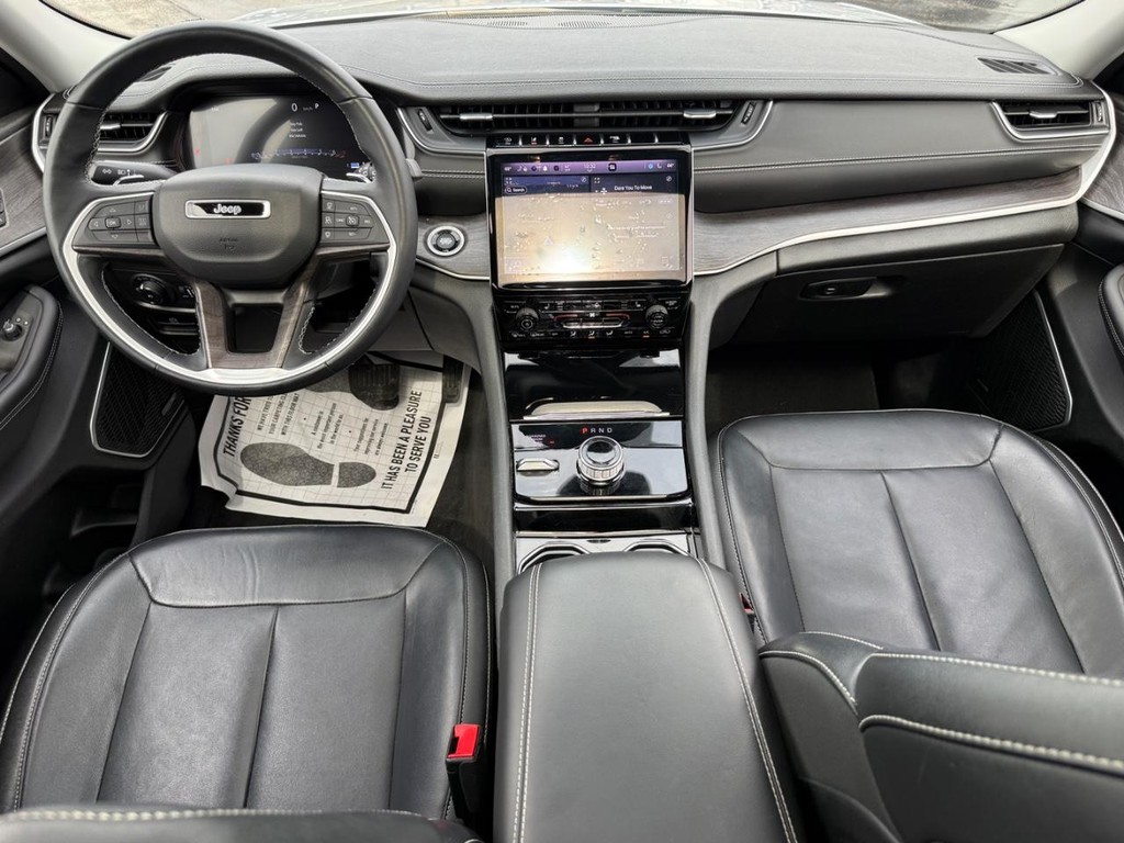 Jeep Grand Cherokee L Vehicle Full-screen Gallery Image 09