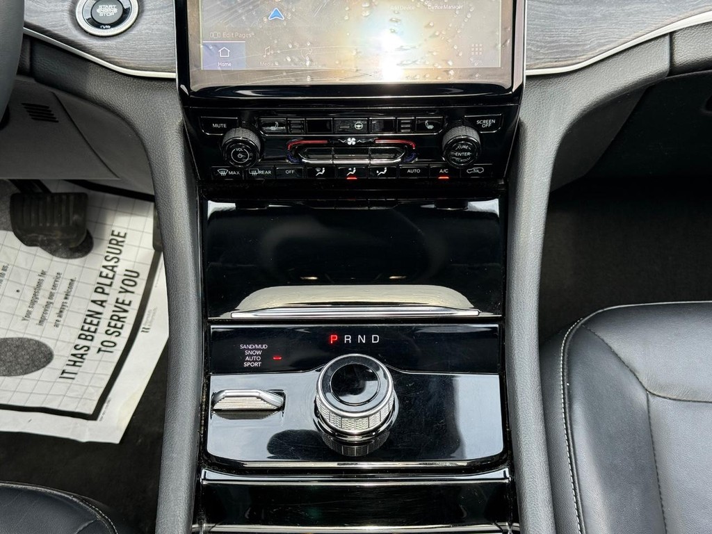 Jeep Grand Cherokee L Vehicle Full-screen Gallery Image 11