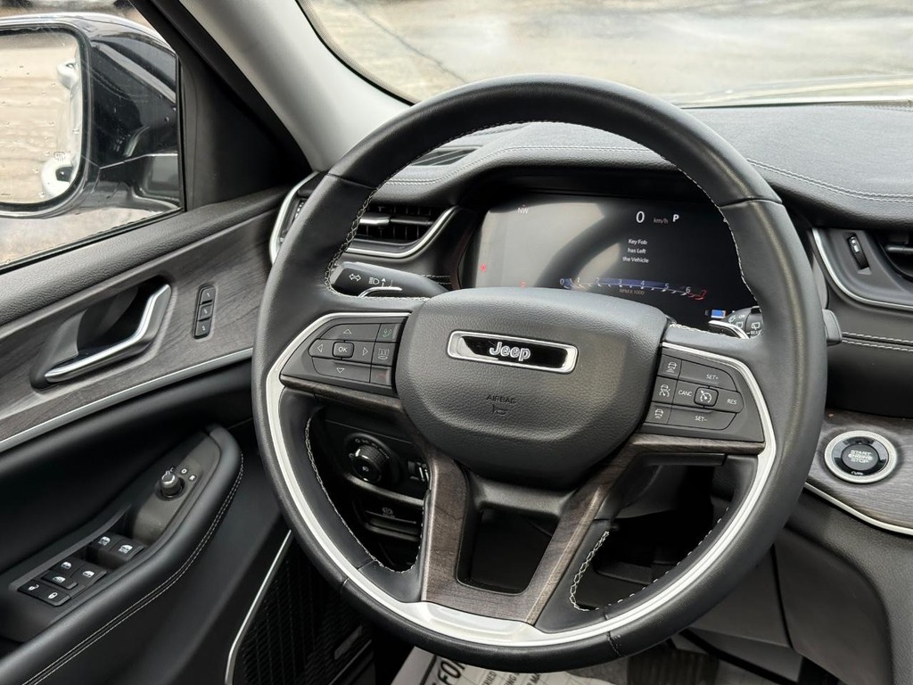 Jeep Grand Cherokee L Vehicle Full-screen Gallery Image 12