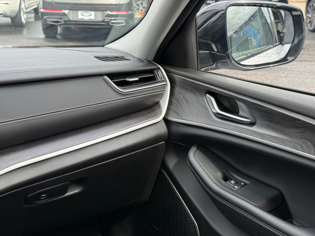 Jeep Grand Cherokee L Vehicle Full-screen Gallery Image 13
