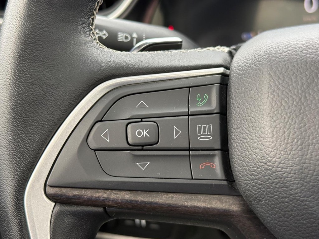 Jeep Grand Cherokee L Vehicle Full-screen Gallery Image 16