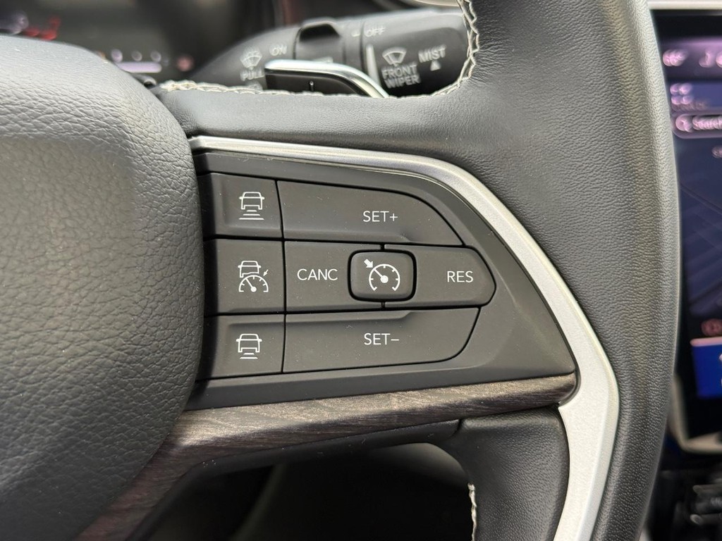 Jeep Grand Cherokee L Vehicle Full-screen Gallery Image 17