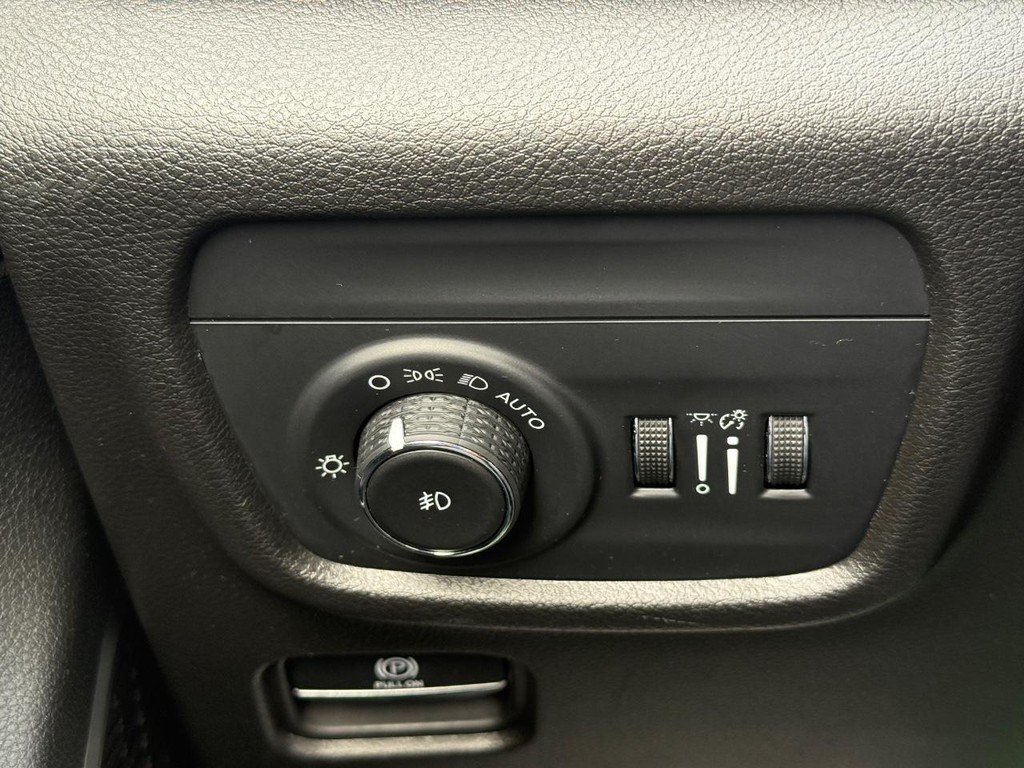 Jeep Grand Cherokee L Vehicle Full-screen Gallery Image 22